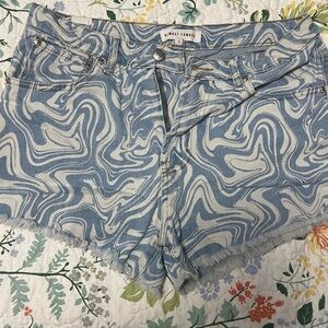 Almost Famous Swirl Pattern Jean Shorts
Size 7